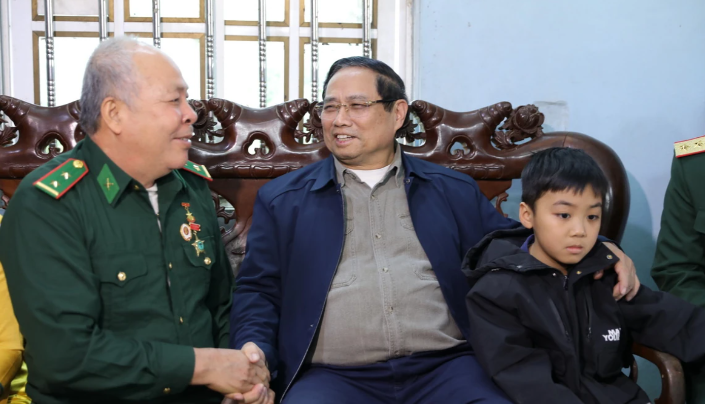 Thủ tướng Chính phủ Phạm Minh Chính thăm và tặng quà gia đình ông Vũ Xuân Hoạt, thương binh 1/4 tại xã Cẩm Thạch. Ảnh: Minh Hiếu