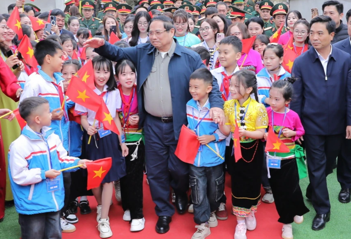 Thủ tướng Chính phủ Phạm Minh Chính cùng các đồng chí lãnh đạo và các cháu học sinh. Ảnh: Minh Hiếu