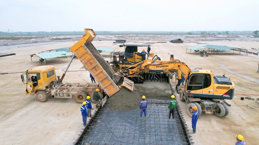 Thi công sân đỗ Cảng hàng không Quảng Trị. Ảnh: Đăng Đức