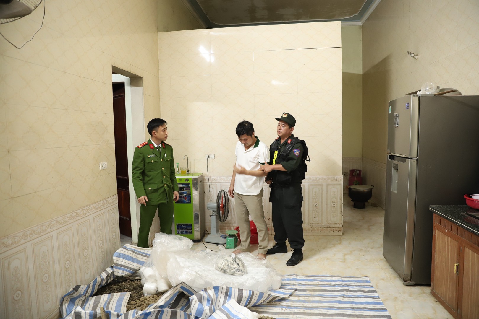Nguyễn Cao Cường tổ chức sản xuất thuốc đông y giả tại nhà riêng.