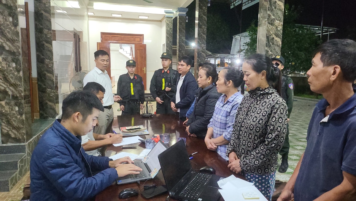 Các đối tượng bị bắt giữ tại nhà Đoàn Thị Lam.