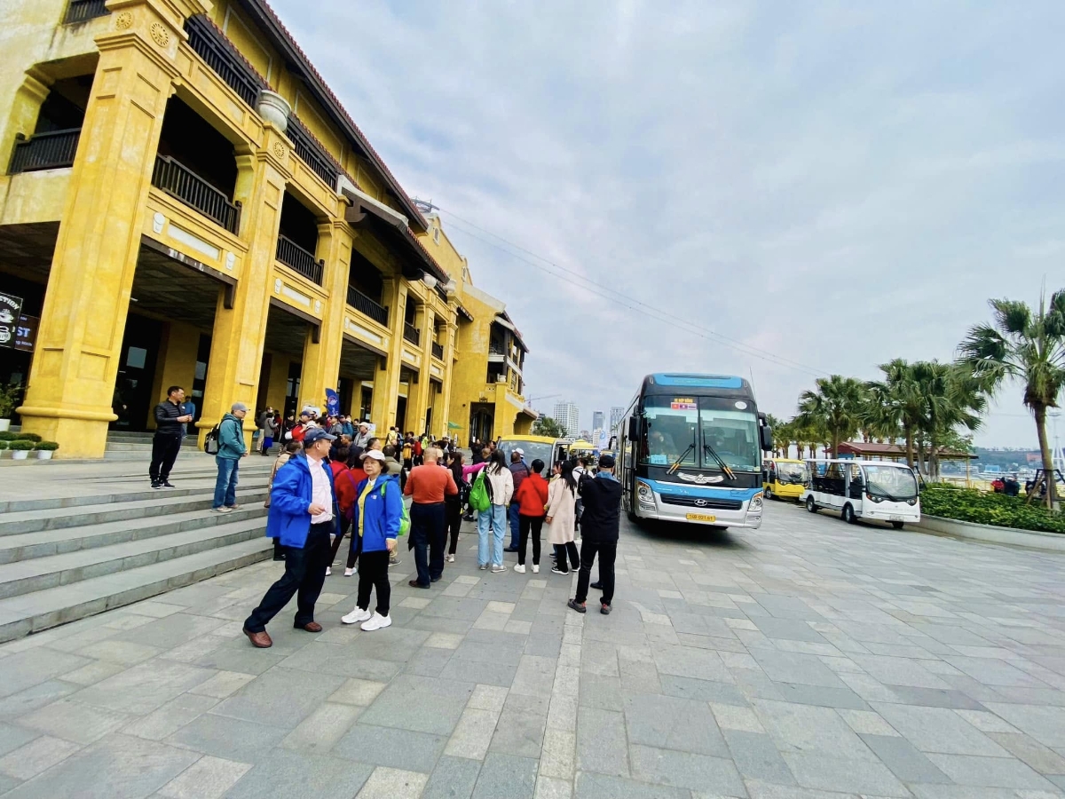 Vịnh Hạ Long sẽ chào đón liên tiếp 6 chuyến tàu biển cao cấp với hàng ngàn du khách ngay trong dịp Tết.