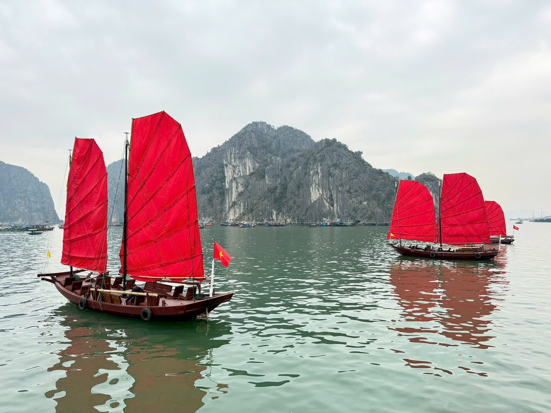 Những chiếc thuyền buồm màu đỏ thu hút sự chú ý trên vịnh Hạ Long.