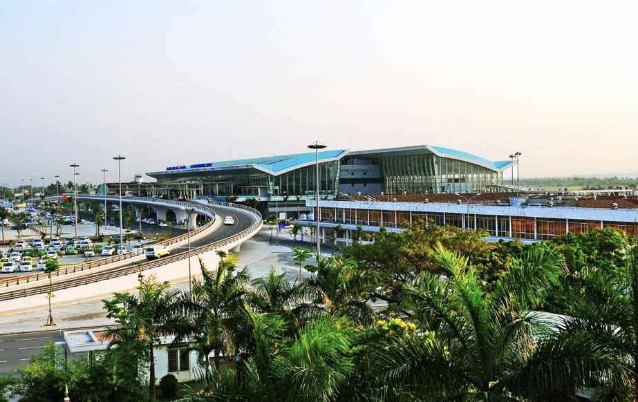 Sân bay quốc tế Đà Nẵng kiến trúc hiện đại, với nhiều mảng xanh.