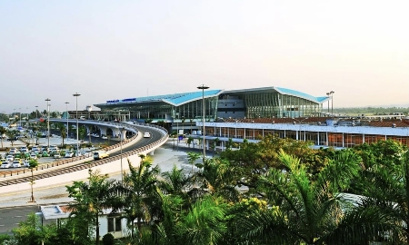 Sân bay quốc tế Đà Nẵng kiến trúc hiện đại, với nhiều mảng xanh.