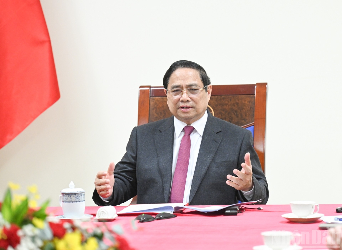 Thủ tướng Phạm Minh Chính điện đàm với Thủ tướng Singapore Lawrence Wong. Ảnh: Nhân Dân