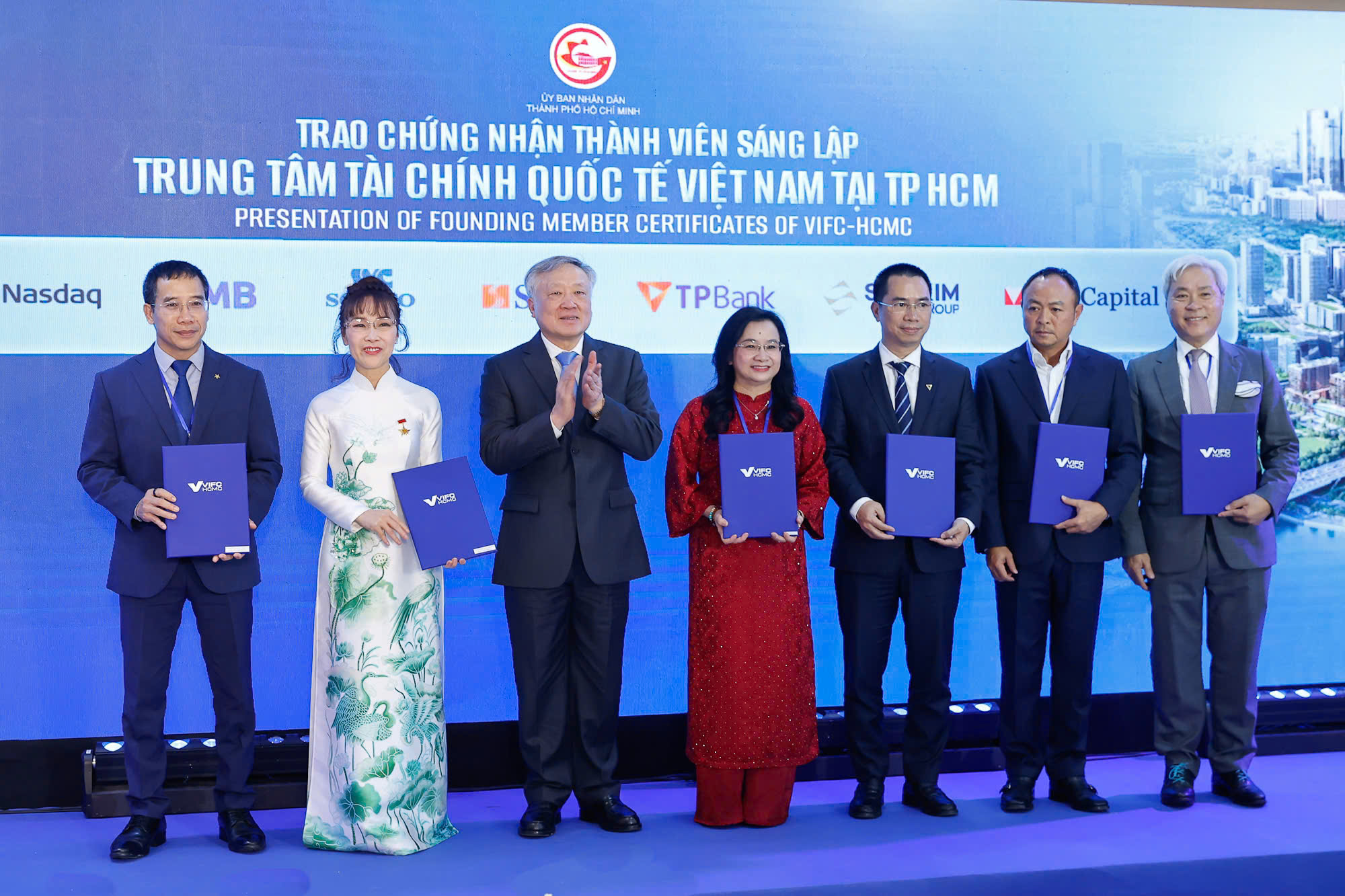 Phó Thủ tướng thường trực Nguyễn Hoà Bình trao chứng nhận thành viên sáng lập VIFC-HCMC.