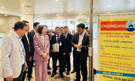 Đoàn công tác Bộ Y tế giám sát công tác phòng chống dịch bệnh dịp Tết tại Cảng hàng không quốc tế Nội Bài (Hà Nội).