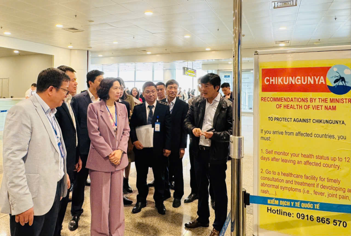 Đoàn công tác Bộ Y tế giám sát công tác phòng chống dịch bệnh dịp Tết tại Cảng hàng không quốc tế Nội Bài (Hà Nội).
