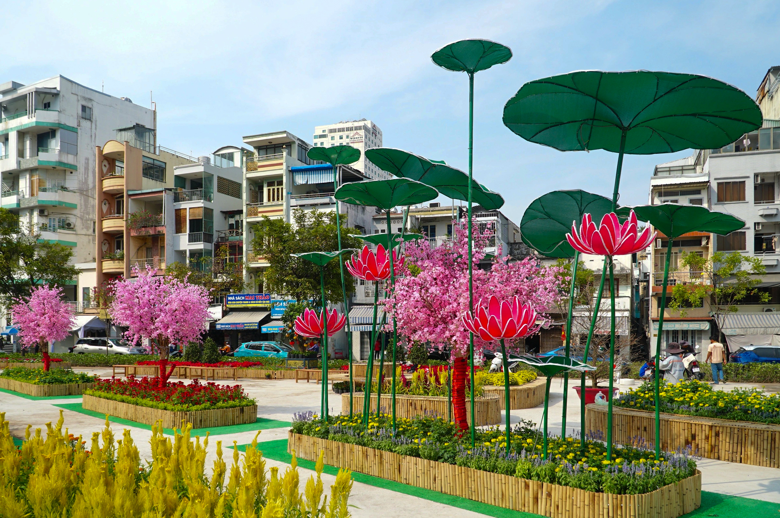 Cảnh quan được tổ chức theo nhiều lớp, kết hợp giữa cây xanh, hoa xuân và hệ thống lối đi, tạo sự thông thoáng và thuận tiện cho người dân tham quan, dạo bộ. Ảnh: Phạm Hữu.