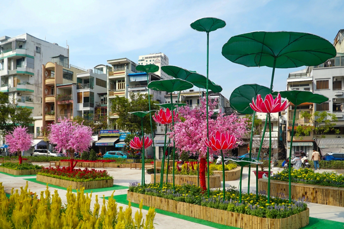 Cảnh quan được tổ chức theo nhiều lớp, kết hợp giữa cây xanh, hoa xuân và hệ thống lối đi, tạo sự thông thoáng và thuận tiện cho người dân tham quan, dạo bộ. Ảnh: Phạm Hữu.