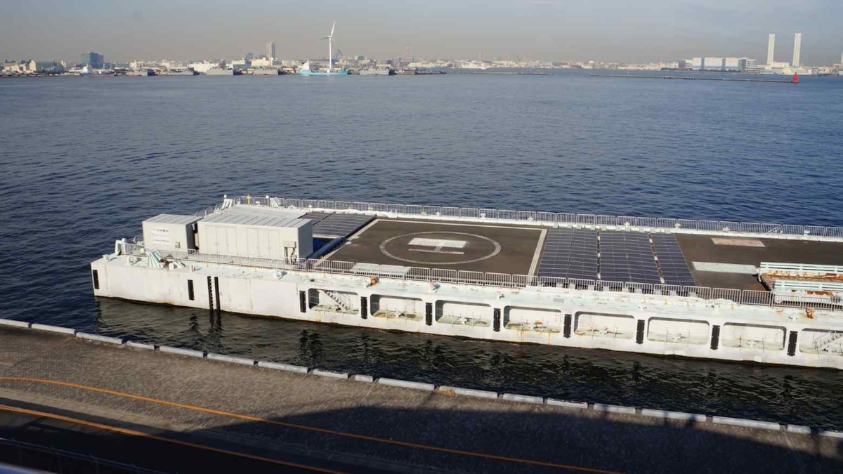 Một giàn khoan gần cầu cảng Osanbashi ở Yokohama đang được sử dụng làm địa điểm thử nghiệm cho một trung tâm dữ liệu nổi.