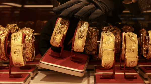 Vàng trượt giá trước thềm hai báo cáo kinh tế Mỹ quan trọng