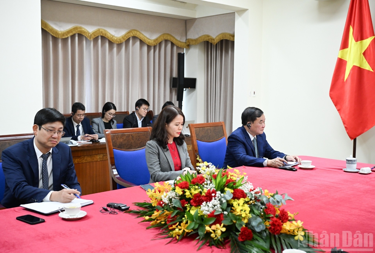 Đại diện lãnh đạo các ban, bộ, ngành của Chính phủ Việt Nam tham dự điện đàm.