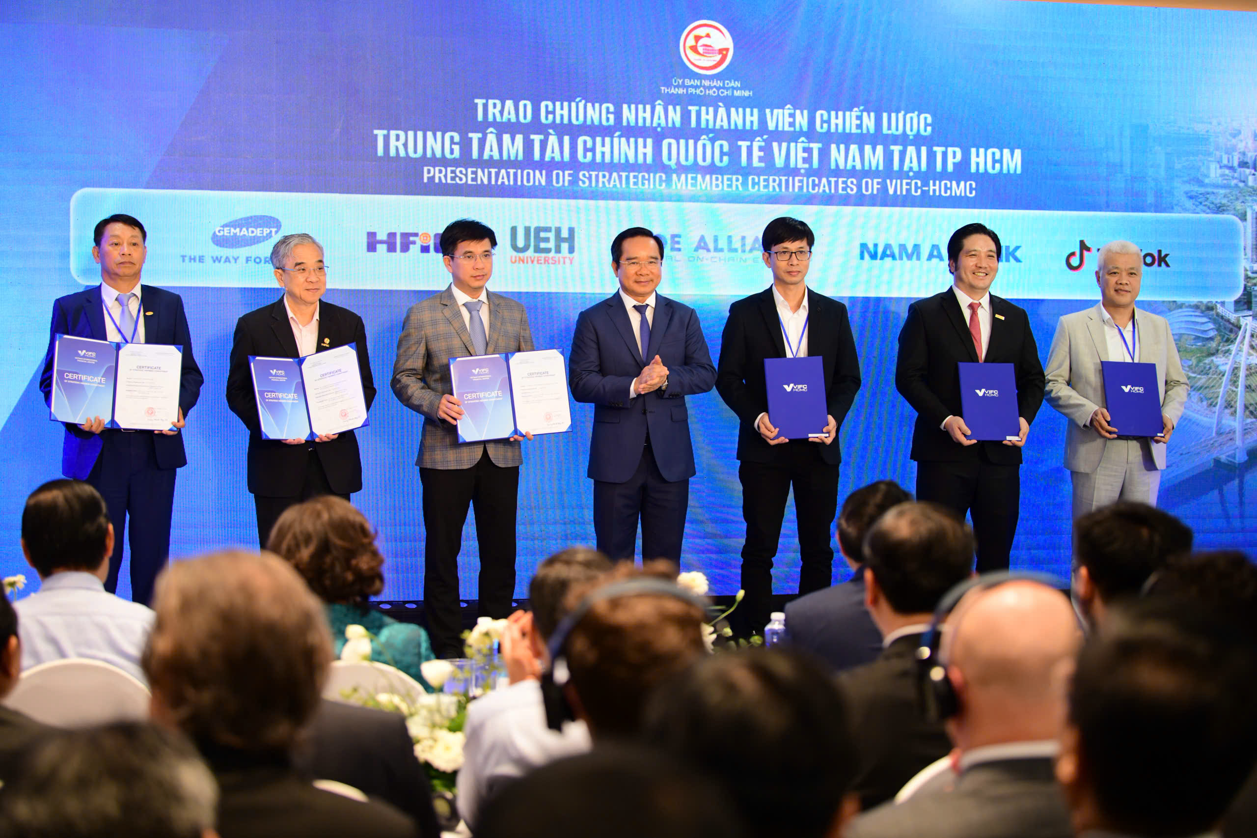 Những đối tác có vai trò quan trọng trong việc kết nối nguồn lực, phát triển hệ sinh thái và đào tạo nhân lực chất lượng cao cho trung tâm nhận Chứng nhận thành viên chiến lược. Ảnh: Nam A Bank.