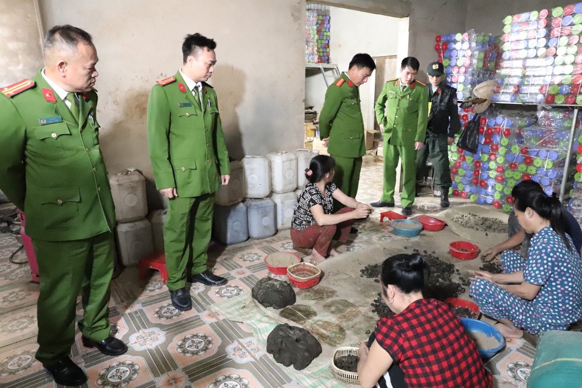 Các đối tượng đang trực tiếp trộn phụ gia và thuốc tân dược, vo viên, đóng gói thuốc giả chuẩn bị đưa ra thị trường.