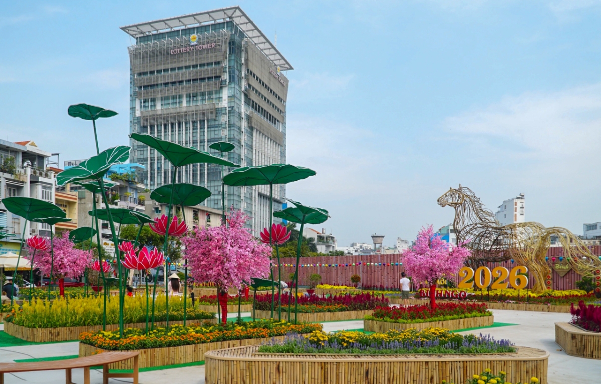 Công viên được thiết kế như một phố hoa xuân thu nhỏ, với trục dạo bộ trung tâm, các bồn hoa theo chủ đề, khu nghỉ chân và không gian sinh hoạt ngoài trời. Ảnh: Phạm Hữu