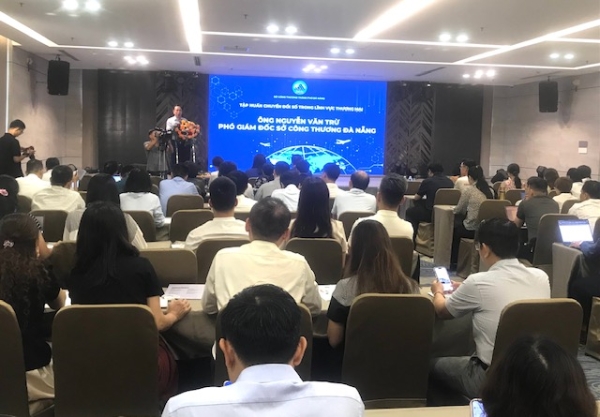 Một lớp tập huấn về chuyển đổi số trong linhc vực Thương mại điện tử ở Đà Nẵng. Ảnh Ngô Anh Văn