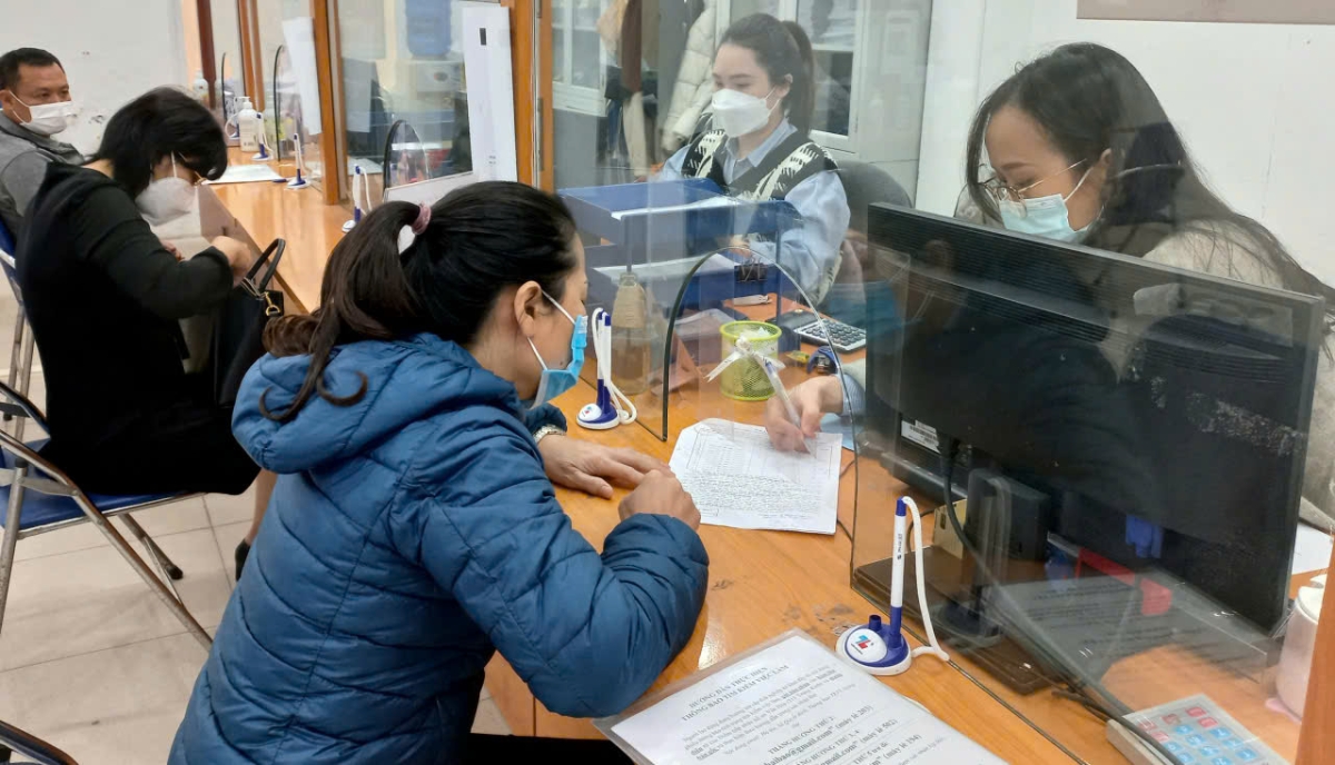 Người lao động làm thủ tục hưởng chế độ khi nghỉ việc. Ảnh: ND. 