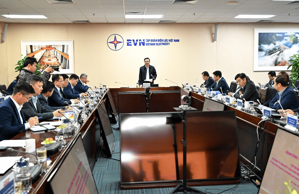 Quyền Bộ trưởng Bộ Công Thương Lê Mạnh Hùng làm việc với EVN và NSMO về tình hình cung ứng điện dịp Tết Bính Ngọ 2026. Ảnh: MOIT.