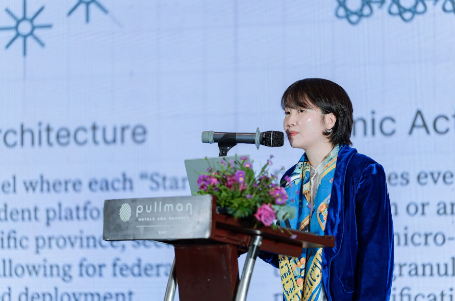 ThS Haley Phan trình bày về giải pháp Hệ điều hành AI-Native Innodigi tại sự kiện ASEAN–Japan Fast Track Pitch 2025, tổ chức tại Hà Nội vào tháng 1/2026. Ảnh: JETRO