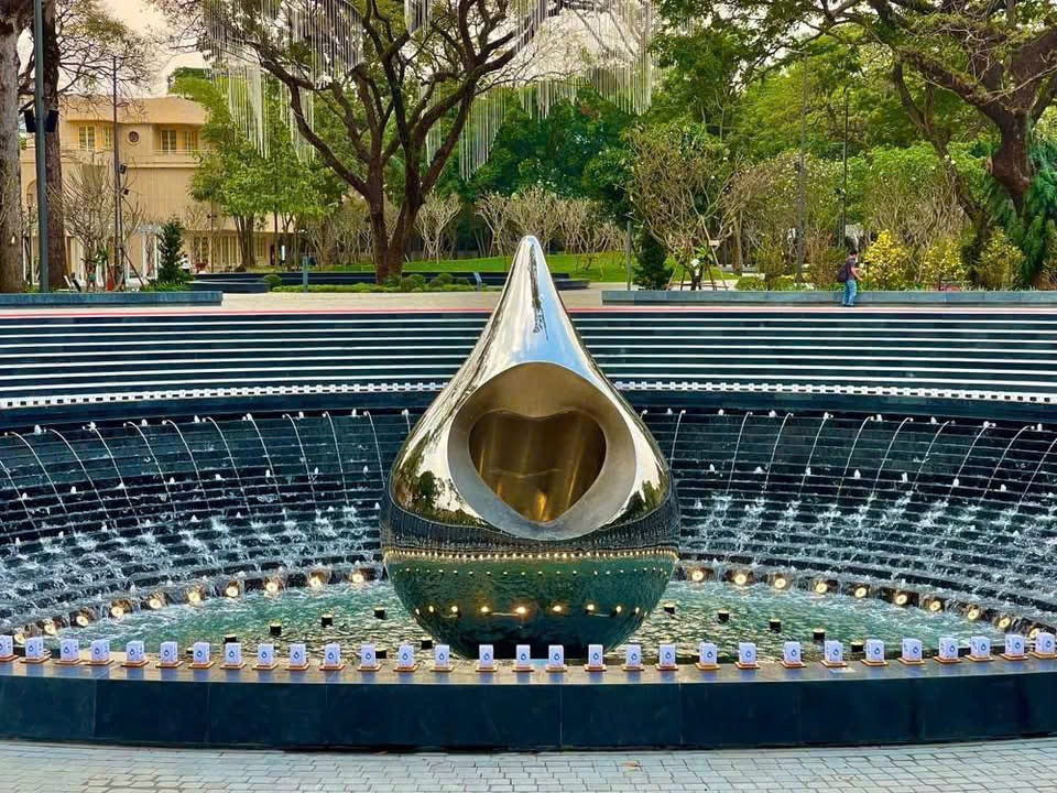 Bao quanh tượng đài là 9 bậc cấp và 360 ngọn nến nước cùng gần 1.000 điểm ánh sáng trên quảng trường để tưởng niệm những những con người đã không may mắn trong đại dịch Covid-19.