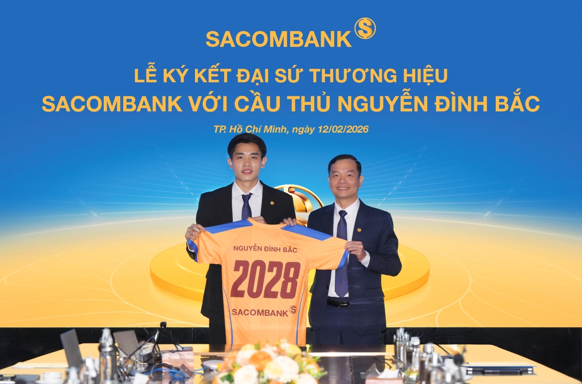Ông Hà Văn Trung - Phó Tổng giám đốc thường trực SACOMBANK trao trang phục cho Đại sứ thương hiệu Nguyễn Đình Bắc tại buổi lễ ký kết.&nbsp;Ảnh: SACOMBANK.