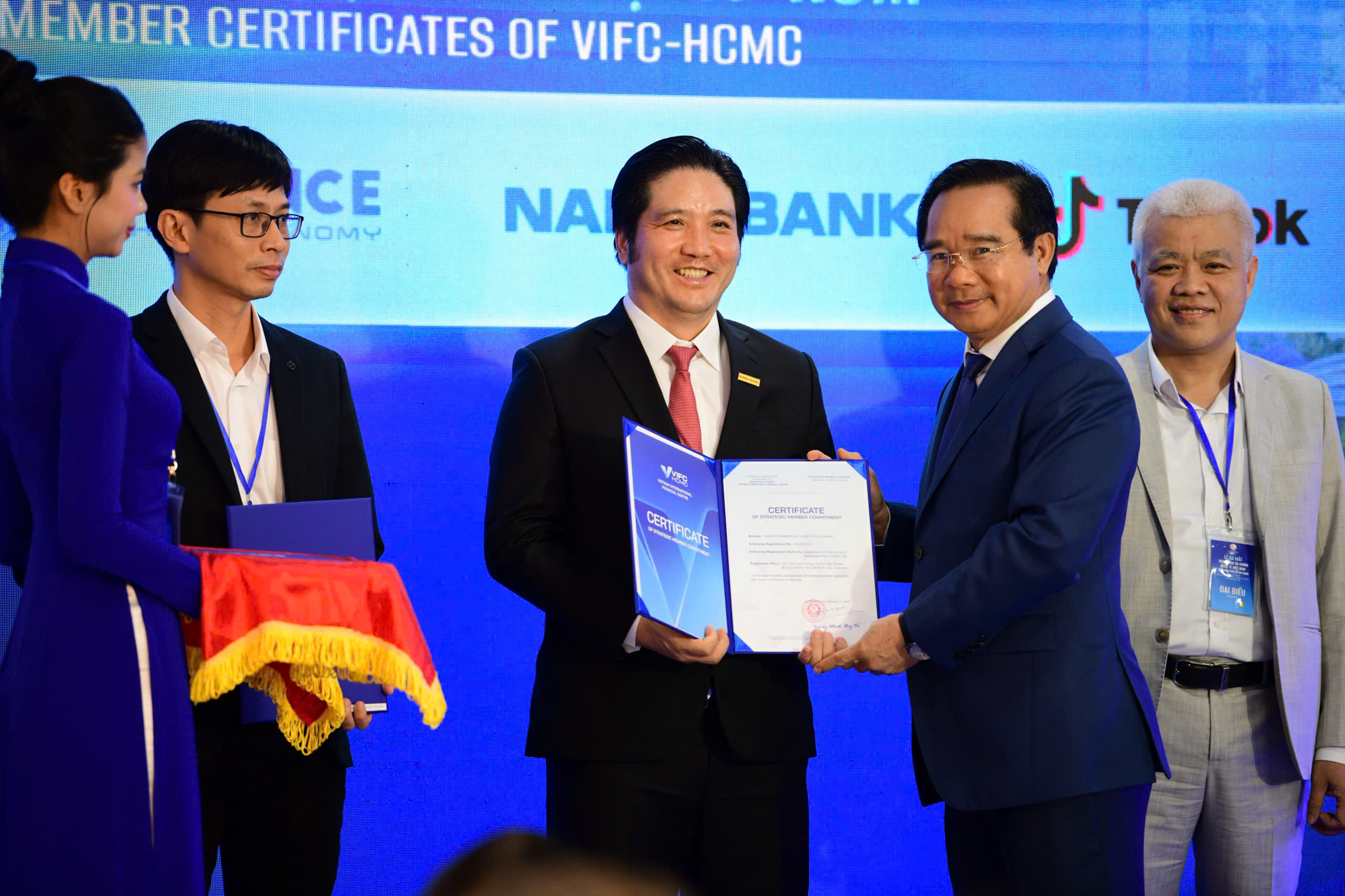 Mr. Nguyen Van Duoc,&nbsp;Member of the Party Central Committee, Deputy Secretary of the City Party Committee, Chairman of the Ho Chi Minh City People’s Committee, and Vice Chairman of the VIFC - HCMC Executive Board,&nbsp;presents the Strategic Member Certificate to Mr. Tran Khai Hoan, Member of the Board of Directors and Acting General Director of Nam A Bank.