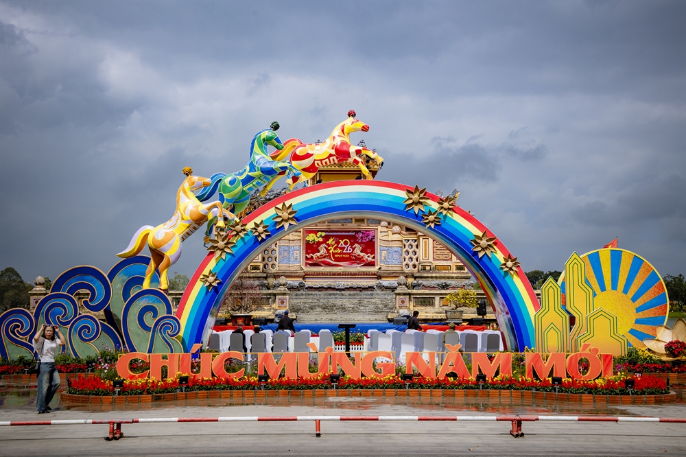 Tam mã tại khu vực Bia Quốc Học mang thông điệp "Mã đáo thành công".