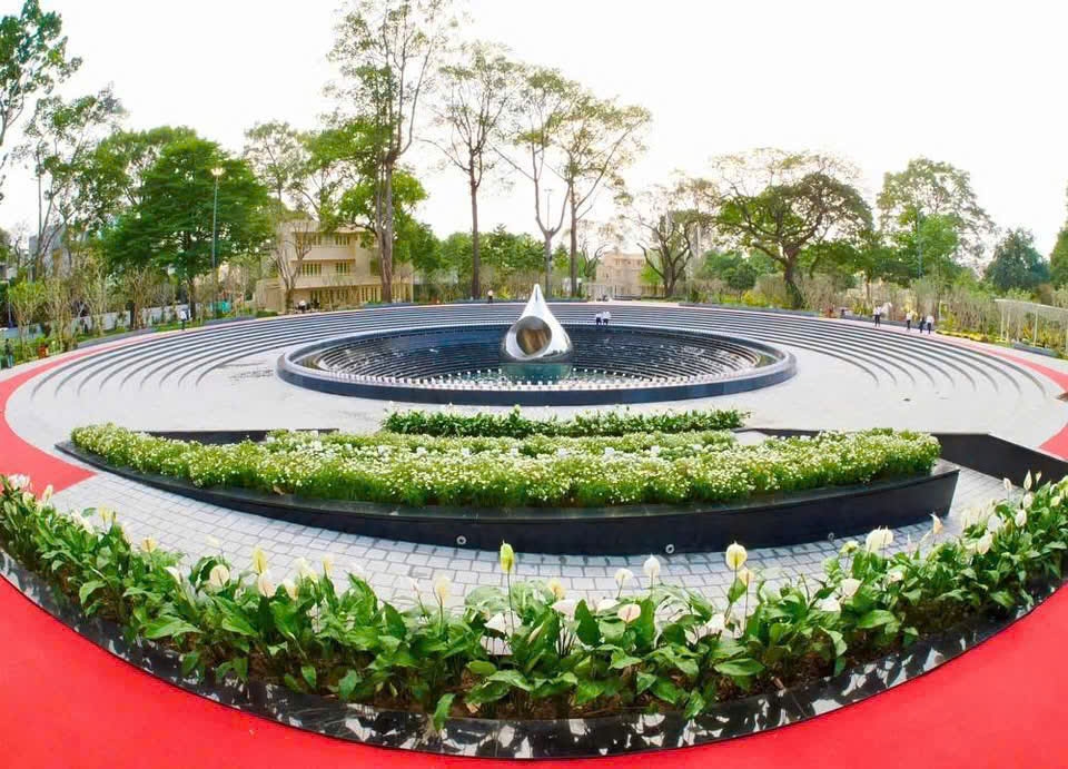 Tượng đài Giọt Nước là tâm điểm của Công viên tưởng niệm nạn nhân Covid-19. 