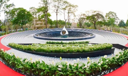 Tượng đài Giọt Nước là tâm điểm của Công viên tưởng niệm nạn nhân Covid-19.