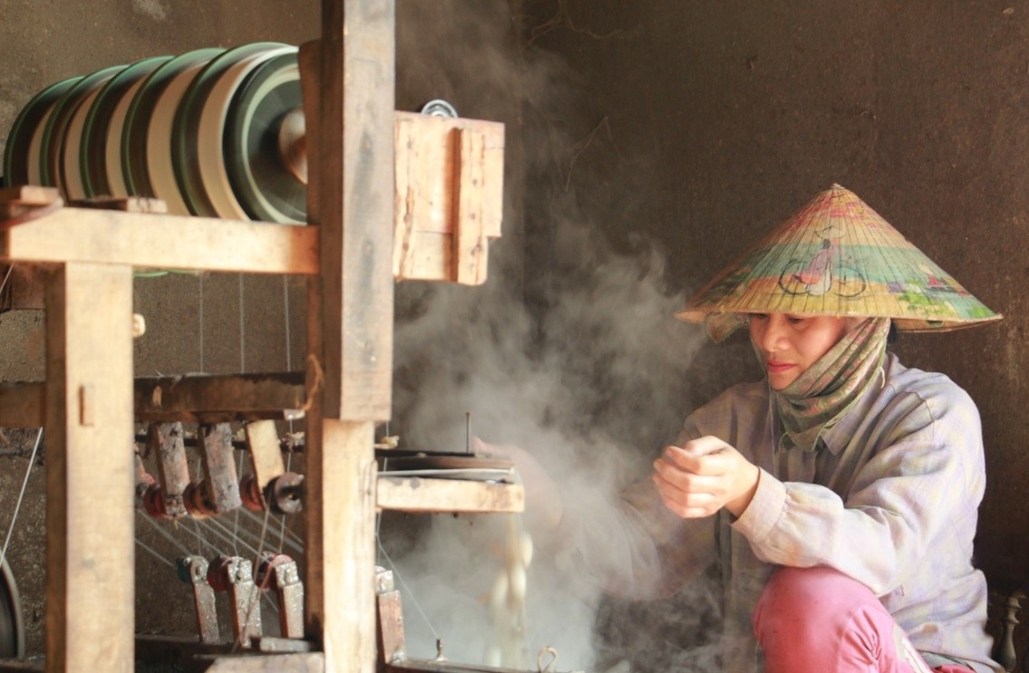 Công việc ươm tơ đòi hỏi sự kiên nhẫn và kinh nghiệm