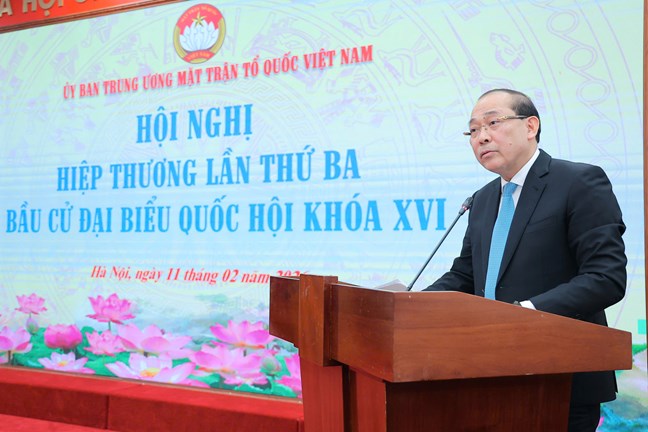 Phó Chủ tịch Ủy ban Trung ương Mặt trận Tổ quốc Việt Nam Hoàng Công Thủy trình bày báo cáo tại hội nghị. Ảnh: Mặt trận.