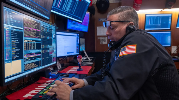 Chứng khoán Mỹ giảm điểm sau báo cáo việc làm, giá dầu đi lên