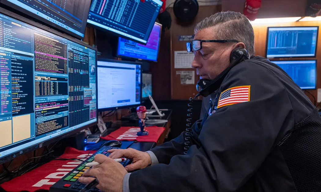 Chứng khoán Mỹ giảm điểm sau báo cáo việc làm, giá dầu đi lên