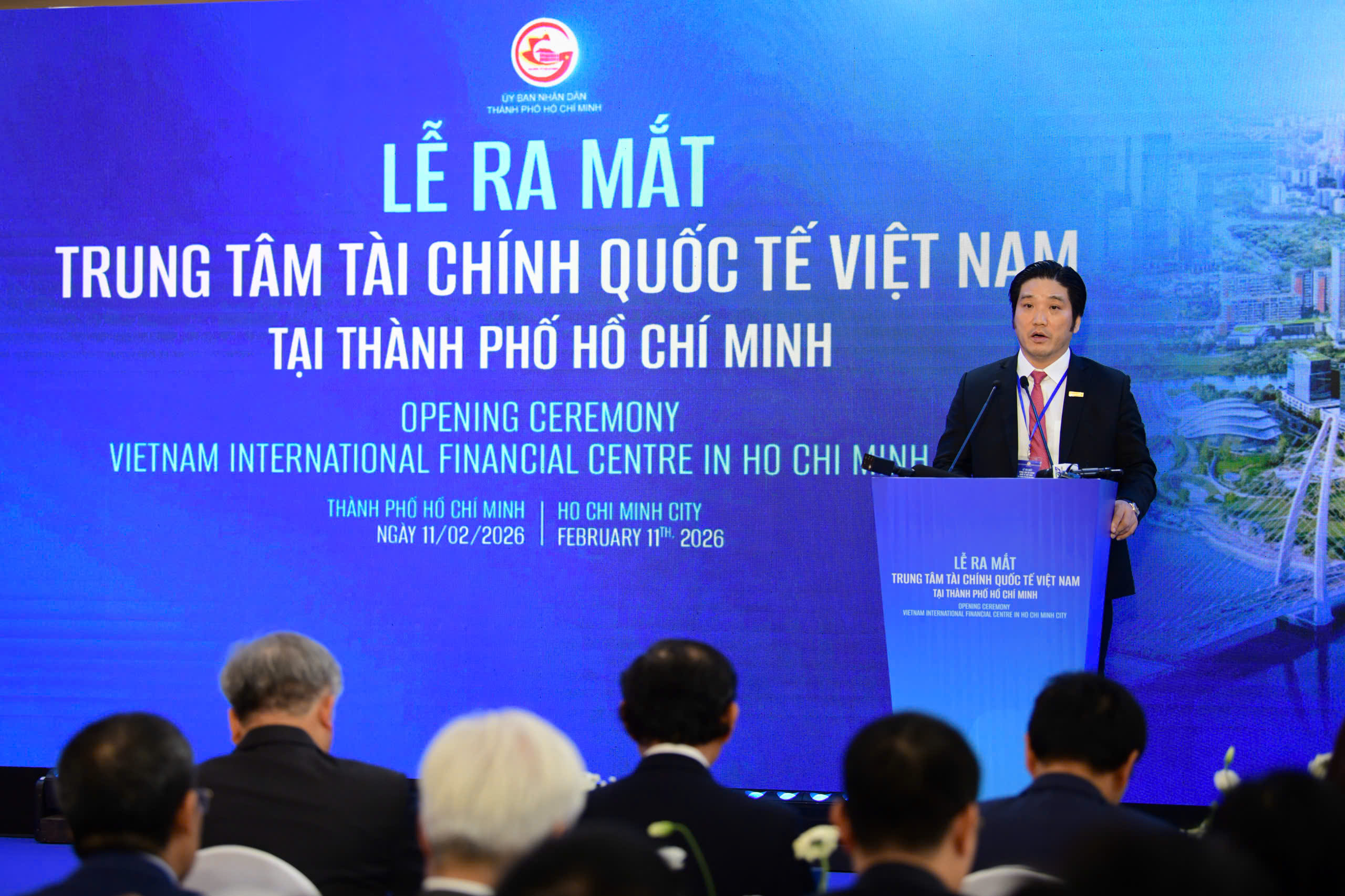 Mr. Tran Khai Hoan, Member of the Board of Directors and Acting General Director of Nam A Bank, speaks at the event.
