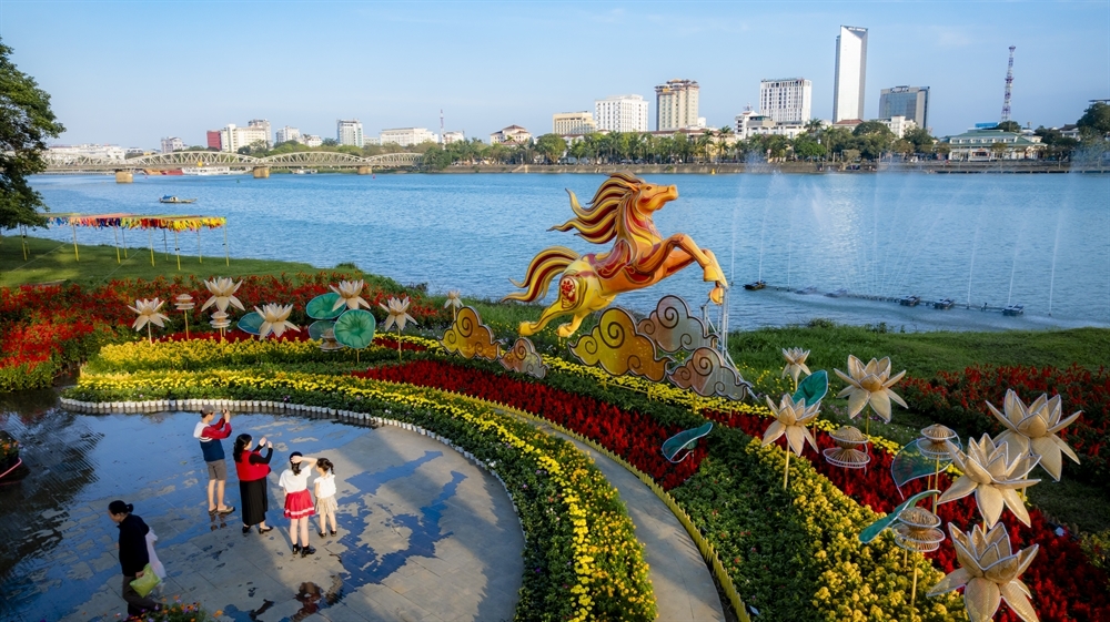 Hình tượng “Mã Thượng Chi Đệ” tại khu vực đình Thương Bạc.&nbsp;Hình tượng ngựa được tạo hình trong tư thế “phi thiên”, lấy cảm hứng từ Thánh Gióng cưỡi ngựa bay lên trời, biểu trưng cho khí phách hiên ngang và khát vọng bứt phá. Phần bờm và đuôi được cách điệu mềm mại, bay lượn theo hình tượng Long Mã - linh vật gắn với văn hóa Huế, gợi trí tuệ, đức hạnh và sự thăng hoa.