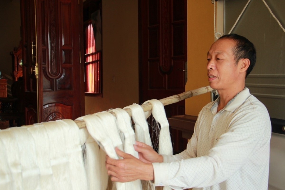 Gia đình ông Lê Văn Trường là hộ duy nhất vẫn còn giữ nghề ươm tơ ở làng Hồng Đô