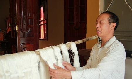 Gia đình ông Lê Văn Trường là hộ duy nhất vẫn còn giữ nghề ươm tơ ở làng Hồng Đô