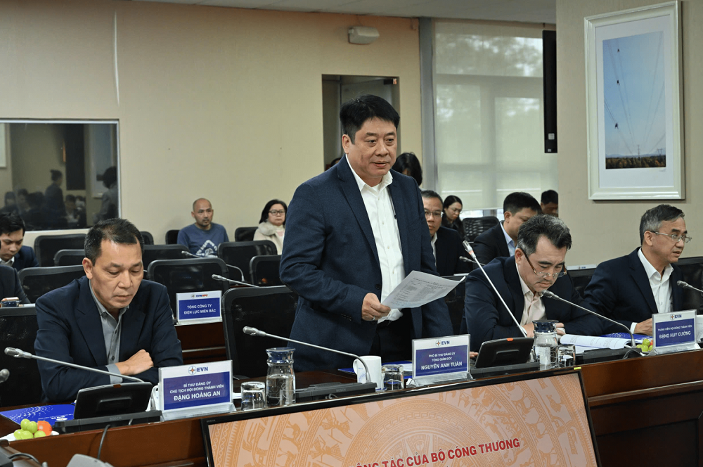 Tổng giám đốc EVN Nguyễn Anh Tuấn báo cáo tại cuộc họp. Ảnh: MOIT.