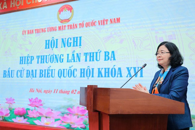 Ủy viên Bộ Chính trị, Bí thư Trung ương Đảng, Bí thư Đảng ủy Mặt trận Tổ quốc, các đoàn thể Trung ương, Chủ tịch Ủy ban Trung ương Mặt trận Tổ quốc Việt Nam, Phó Chủ tịch Hội đồng bầu cử Quốc gia Bùi Thị Minh Hoài phát biểu tại Hội nghị. Ảnh: Mặt trận.