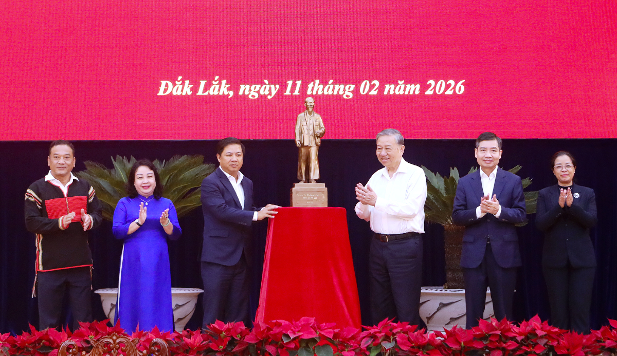 Tổng Bí thư Tô Lâm trao tặng bức tượng Bác Hồ cho Đảng bộ, chính quyền và Nhân dân tỉnh Đắk Lắk.