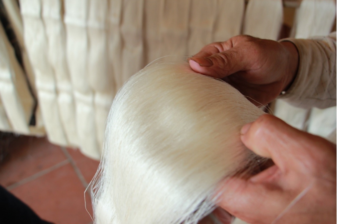 Sau nhiều công đoạn, tơ thành phẩm mới được cuốn lại, đóng gói để bán ra thị trường.
