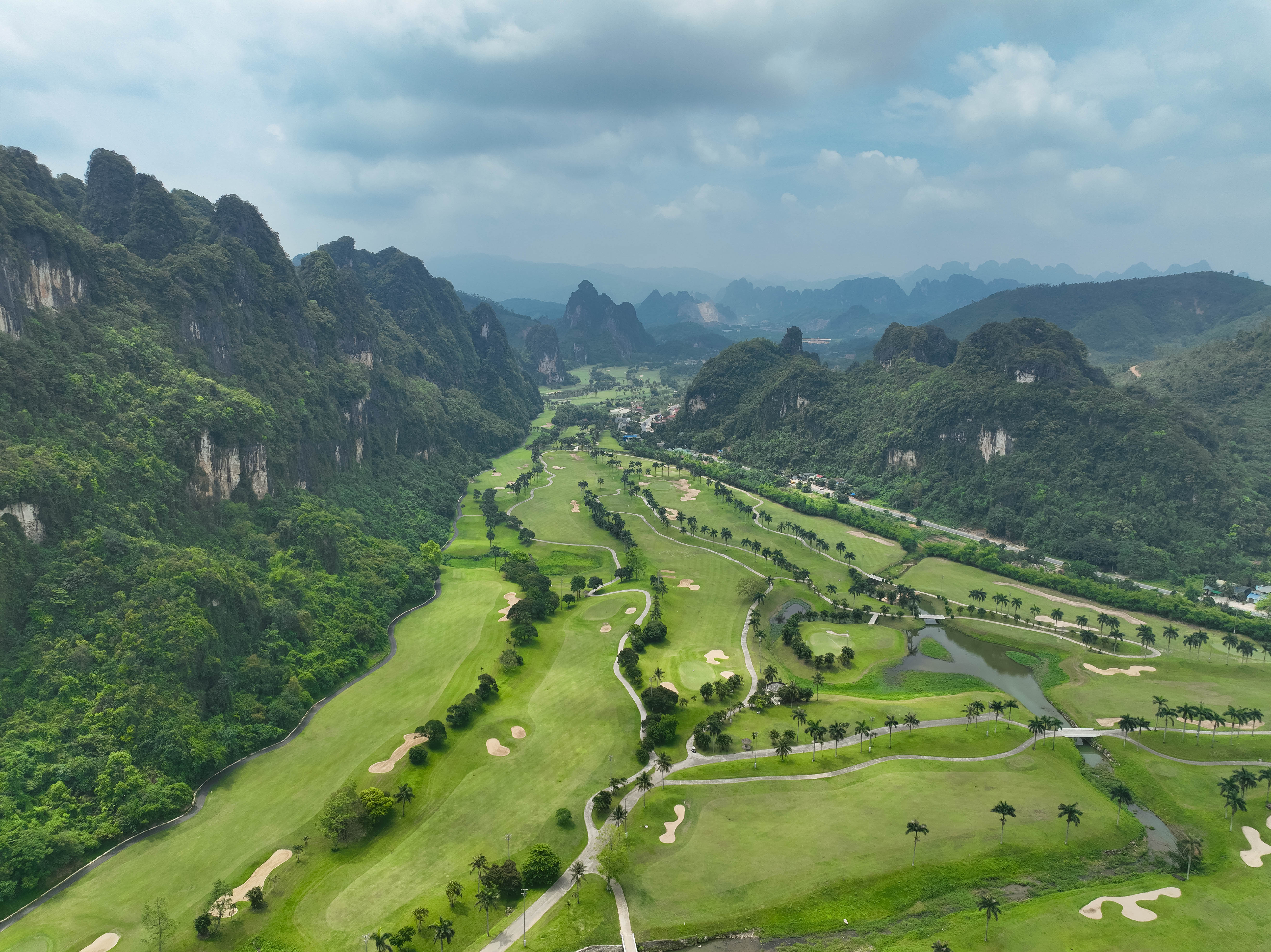 Toàn cảnh sân golf Phoenix CV Golf  Resort (Làng Rổng Vòng, Lương Sơn, Phú Thọ). Ảnh: CV Resort.