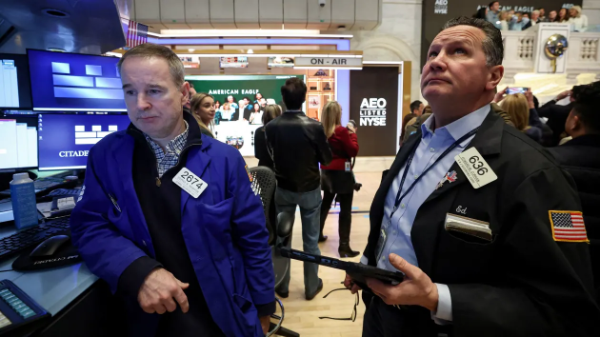 Chứng khoán Mỹ giảm điểm mạnh do mối lo về AI, giá dầu “bốc hơi” gần 3%