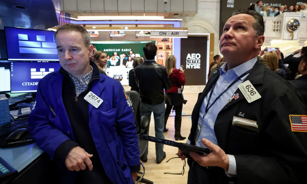 Chứng khoán Mỹ giảm điểm mạnh do mối lo về AI, giá dầu “bốc hơi” gần 3%