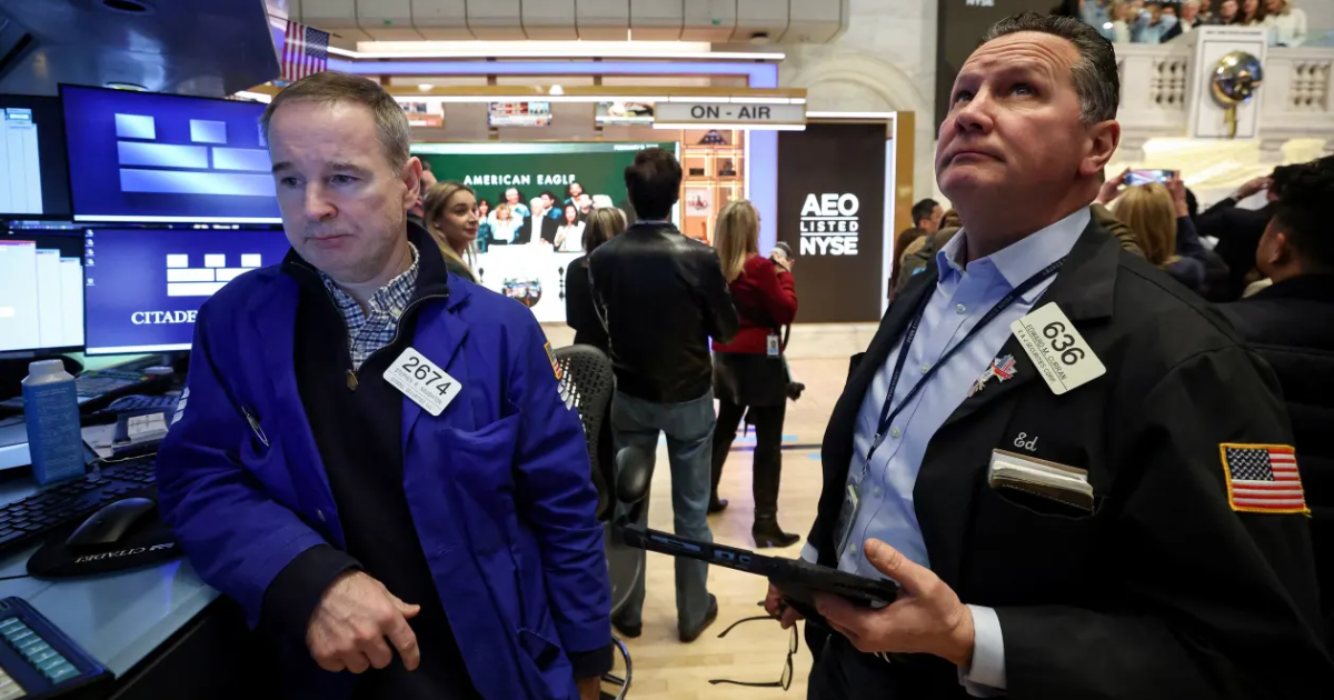 Chứng khoán Mỹ giảm điểm mạnh do mối lo về AI, giá dầu “bốc hơi” gần 3%