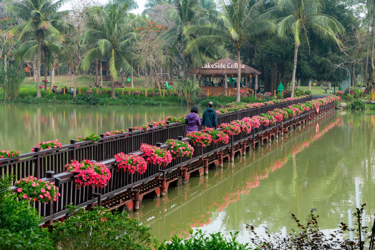 Thong dong tản bộ, thư giãn tại công viên Hồ Thiên Nga.&nbsp;Ảnh: Ecopark.