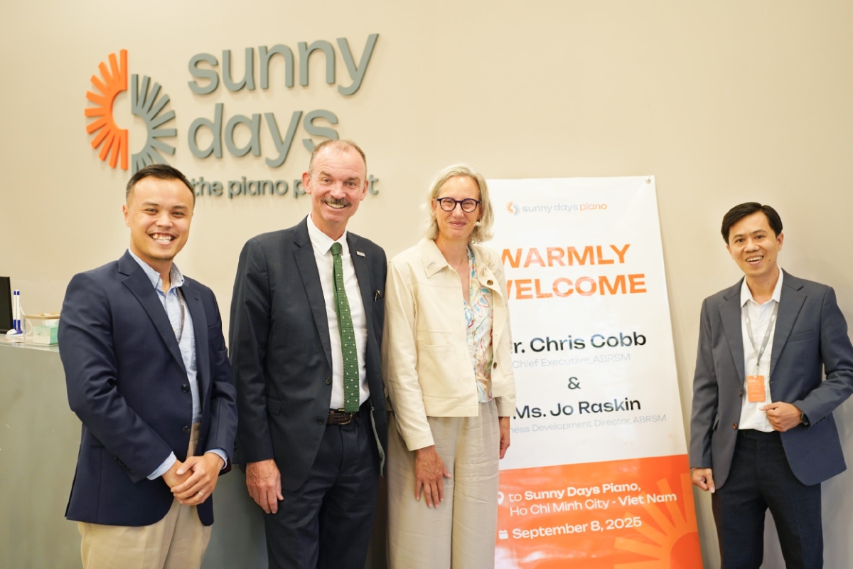 Ông Chris Cobb - CEO của ABRSM đến thăm Sunny Days Piano - Một trong ba Trường đối tác chính thức của ABRSM tại Đông Nam Á. Ảnh:&nbsp;&nbsp;Sunny Days Piano.