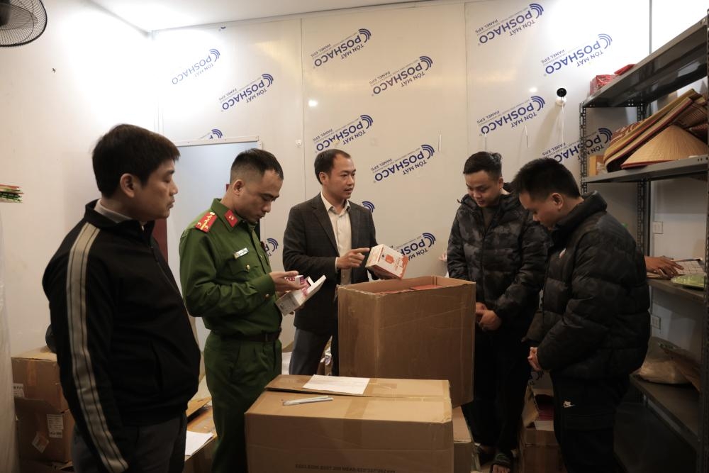 Trung tá Đặng Văn Đức, Trưởng phòng Cảnh sát hình sự cùng ban chuyên án đột nhập nhà của đối tượng Nguyễn Tuấn Anh